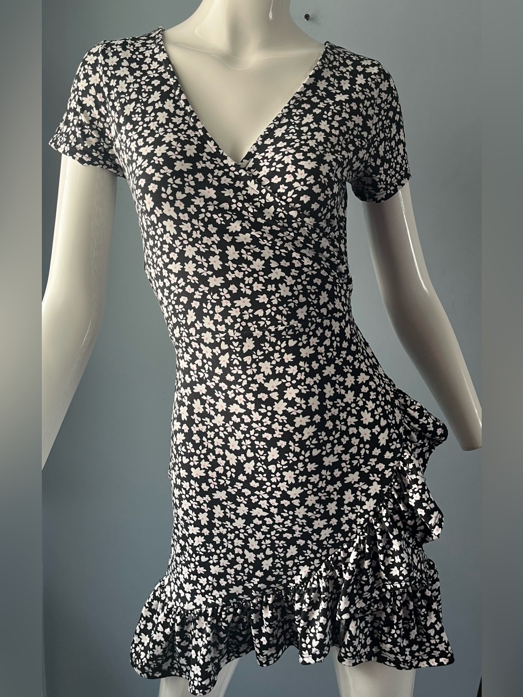 Rebel Sugar Black White Floral Wrap-Look Stretch Mini Dress Ruffle Hem Size Xs
